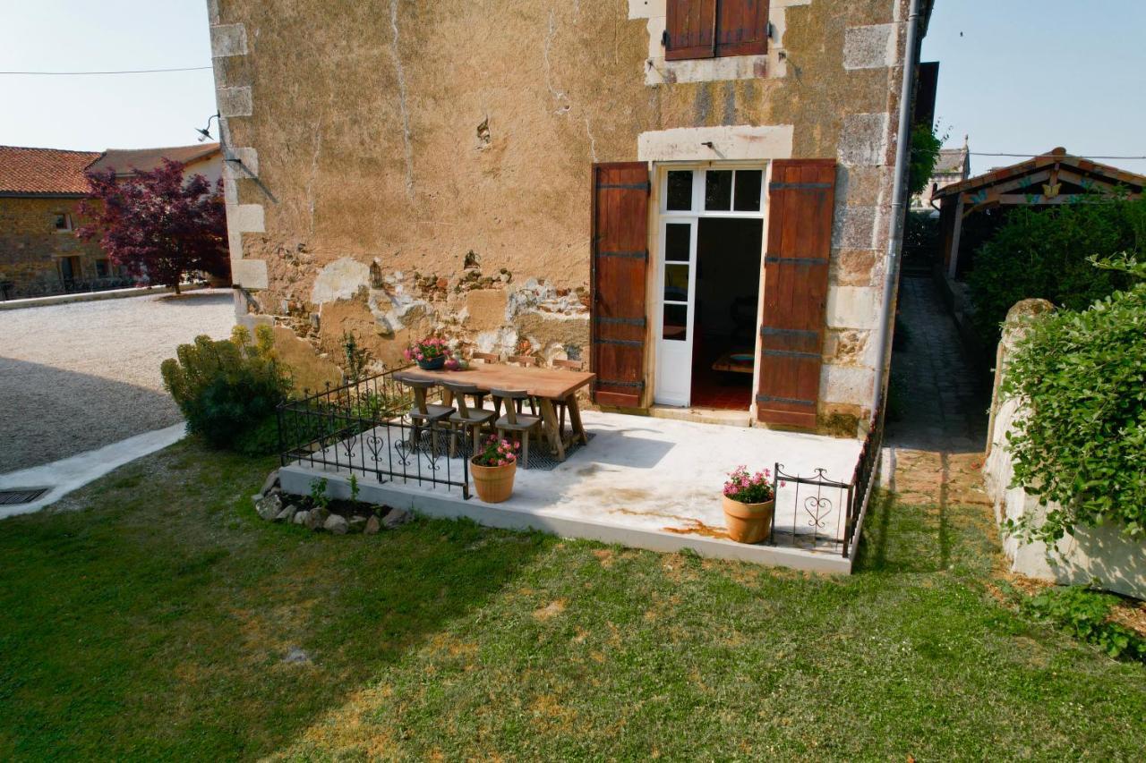 A L'Ombre Du Marronnier Gites La Peruse Exterior foto